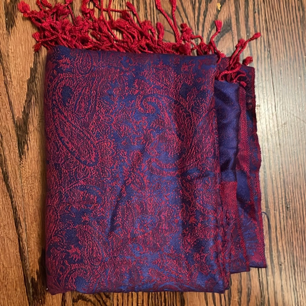 New Pashmina with fringes.Royal/red tones.
